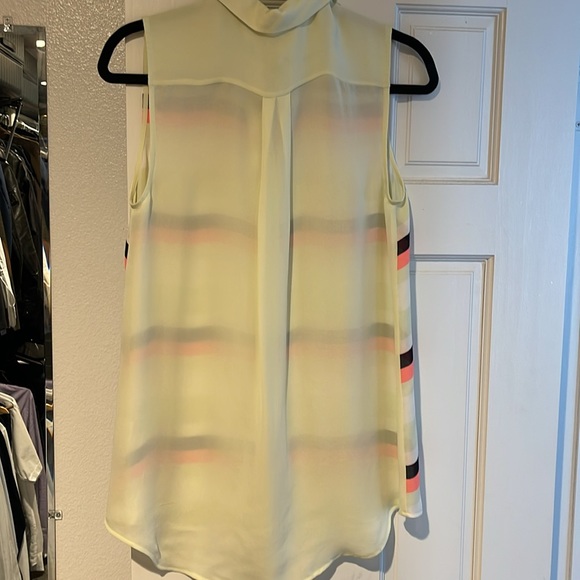 Beautiful bright top - Picture 2 of 2